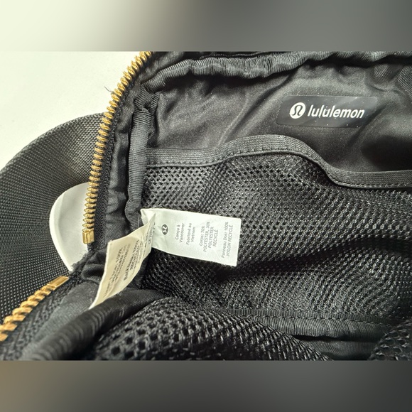 lululemon athletica Black Sherpa Crossbody Belt Bag - Picture 4 of 16